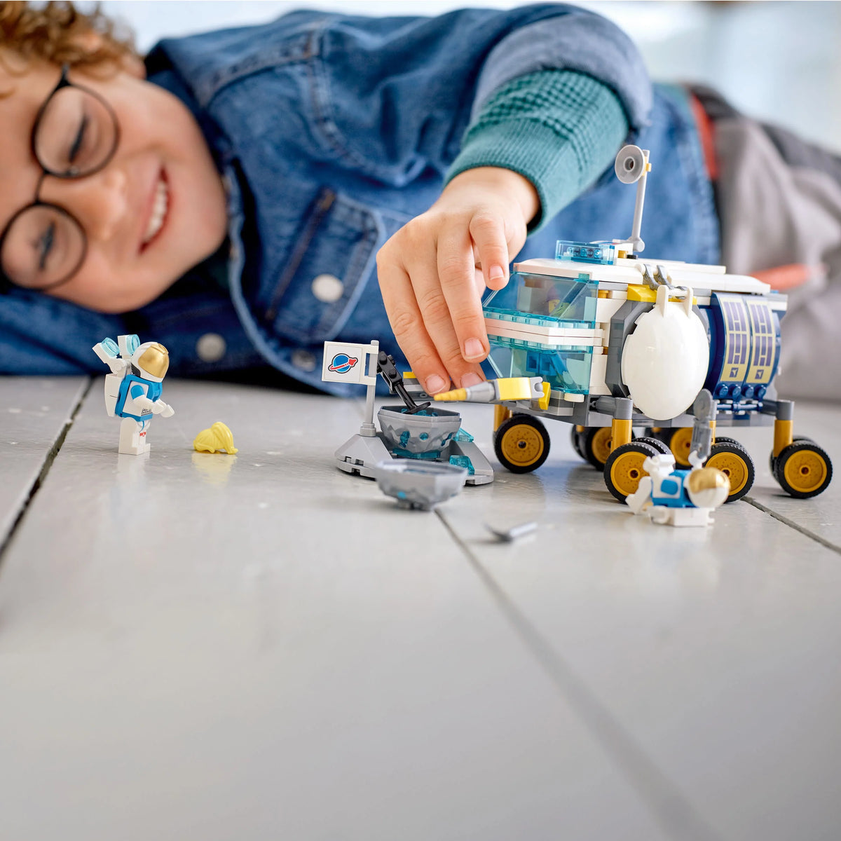 Lunar Roving Vehicle Outer Space Toy with 3 Astronaut Minifigures B532695